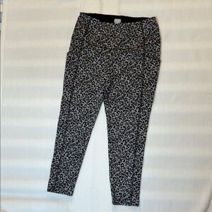 Chico’s Zenergy Leopard Cropped Leggings Size 1 (8/10)